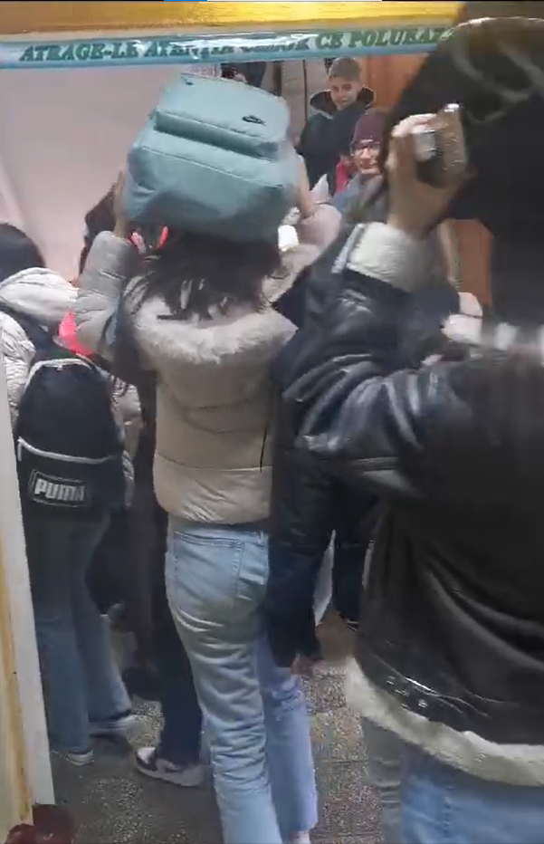 Elevi în timpul unei simulări
